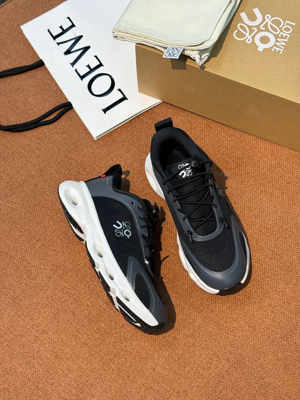 Кроссовки On Running x Loewe