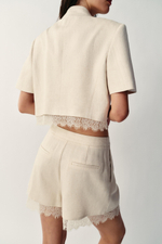 КОРОТКИЙ БЛЕЙЗЕР С КРУЖЕВНОЙ ОТДЕЛКОЙ — ZARA