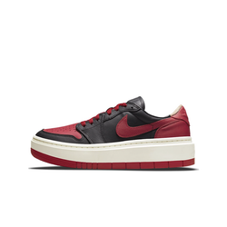 alt="Air Jordan 1 Elevate Low WMNS Bred DQ1823-006 женские кроссовки черные с красными накладками на платформе вид сбоку на белом фоне"