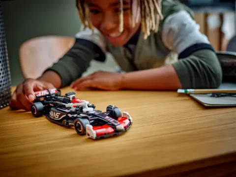 Конструктор LEGO Speed Champions 77250 Гоночный автомобиль MoneyGram Haas F1 Team VF-24