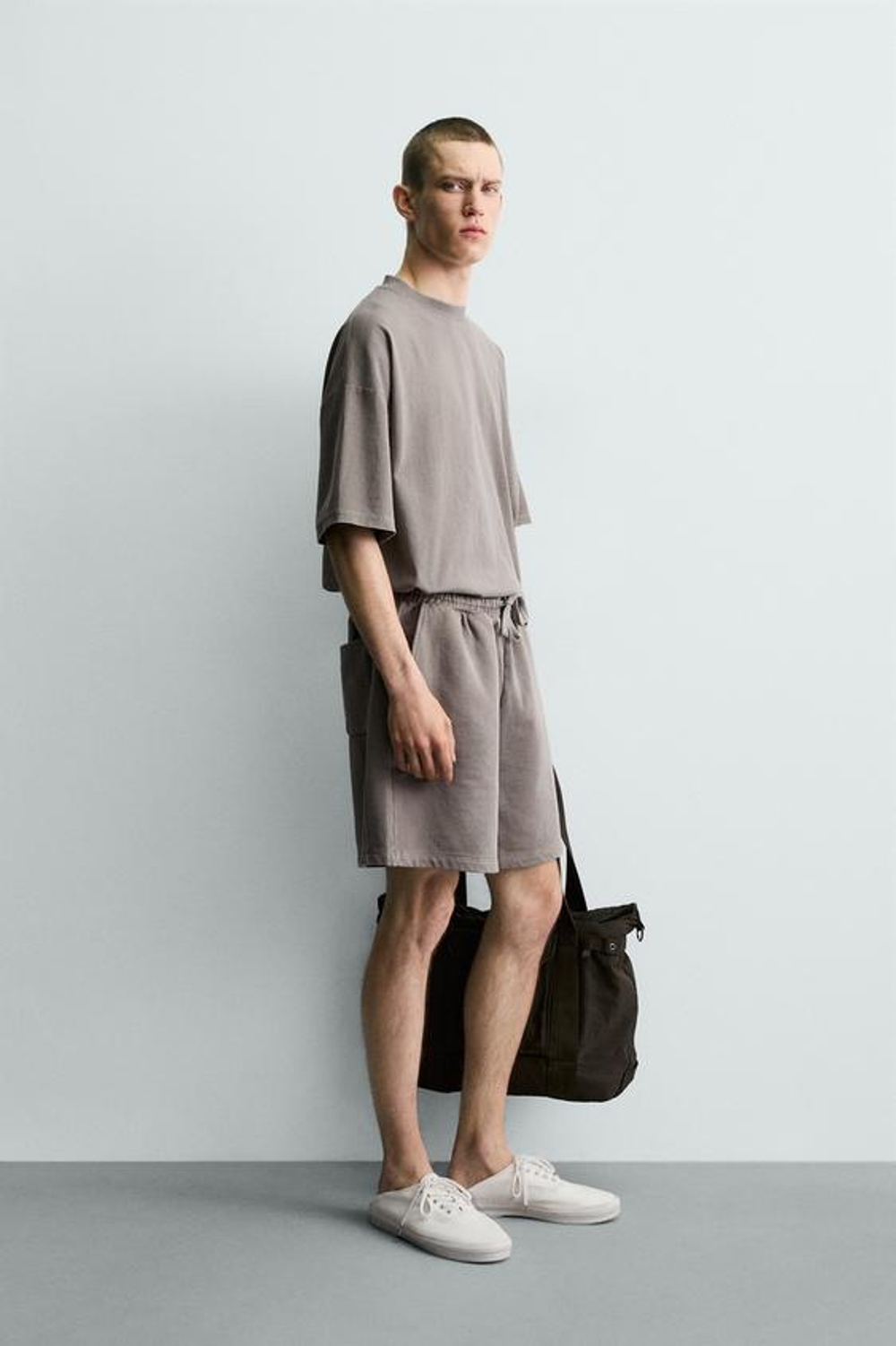 ZARA БАЗОВЫЕ ШОРТЫ-ДЖОГГЕРЫ С ЭФФЕКТОМ ПОТЕРТОСТИ, СЕРЫЙ