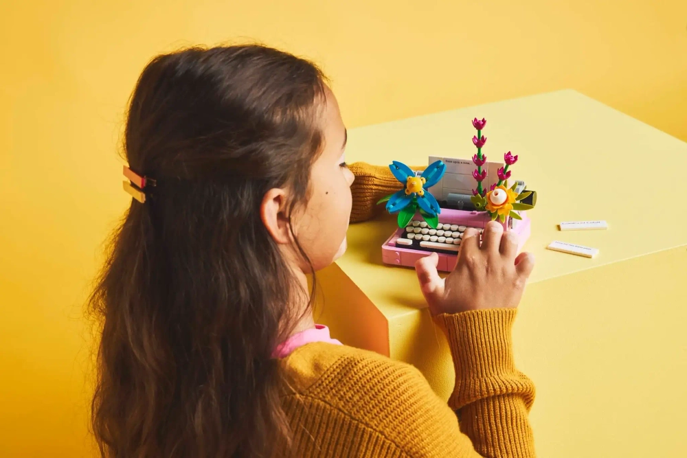Конструктор LEGO Creator 31169 Пишущая машинка с цветами, 3в1