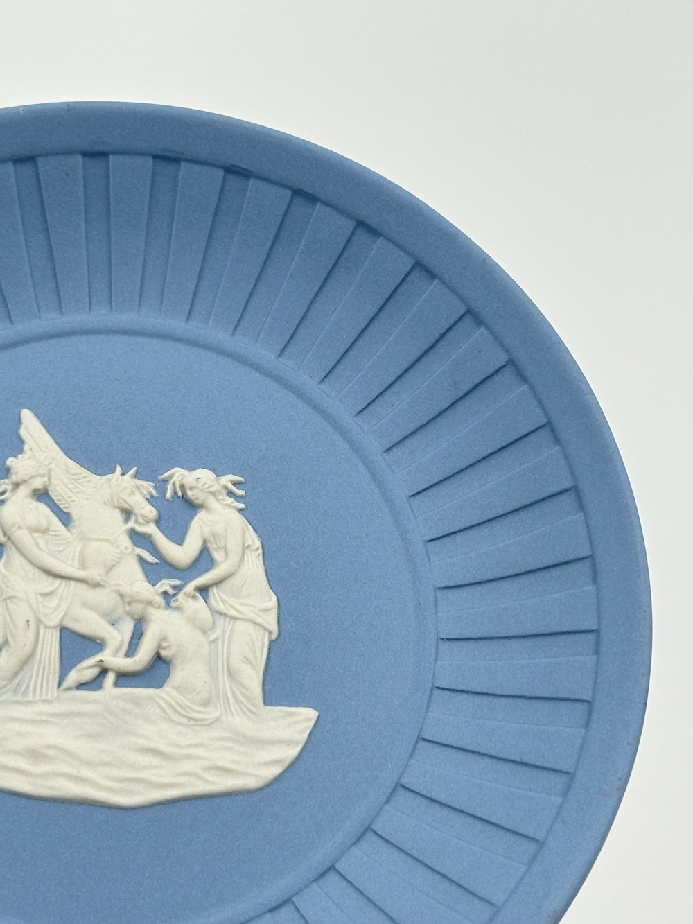 Тарелка декоративная Wedgwood голубая