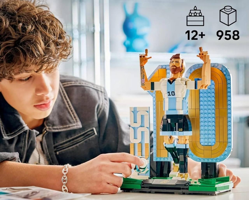 Конструктор Лего Лионель Месси — легенда футбола 43015 | LEGO Editions Lionel Messi – Football Legend 958 деталей | 12+