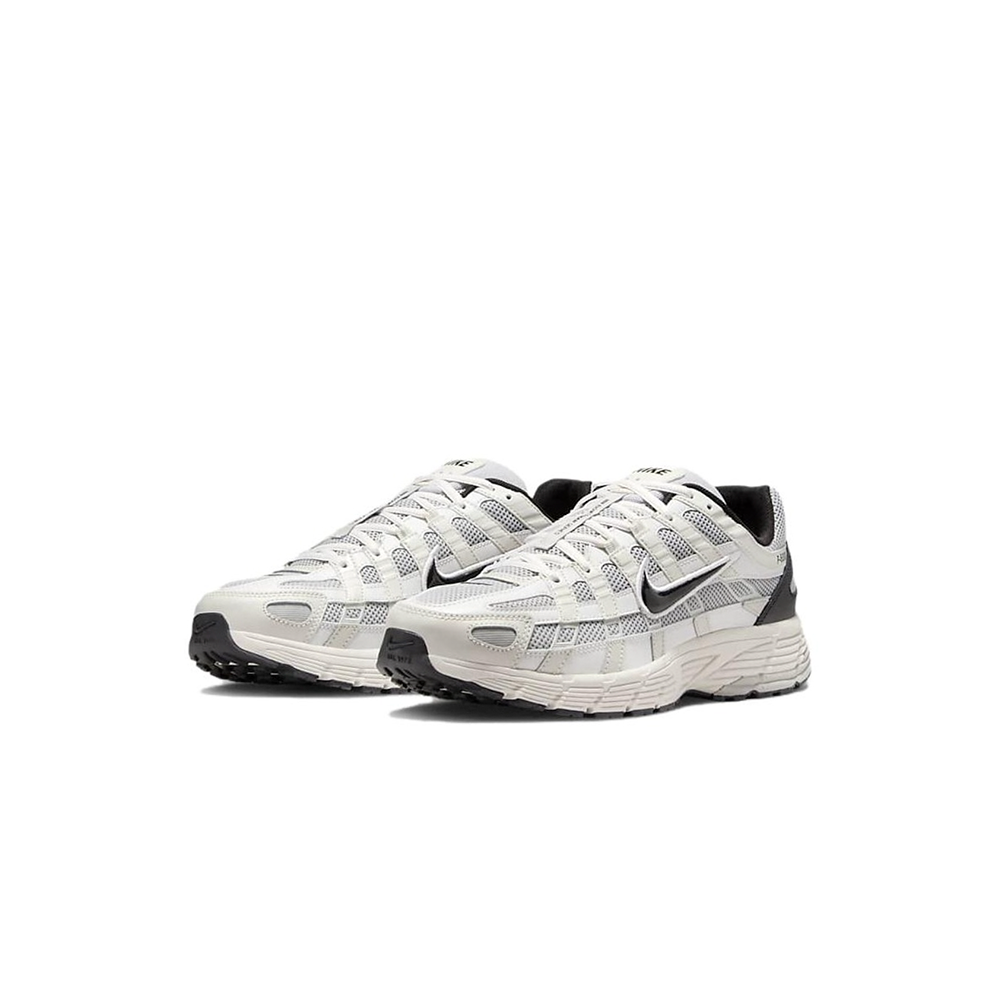alt="Многослойный сетчатый верх и черный логотип Swoosh на Nike P-6000 Platinum Tint Black"