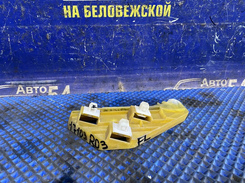 Крепление бампера переднее левое Honda CR-V 2001-2006