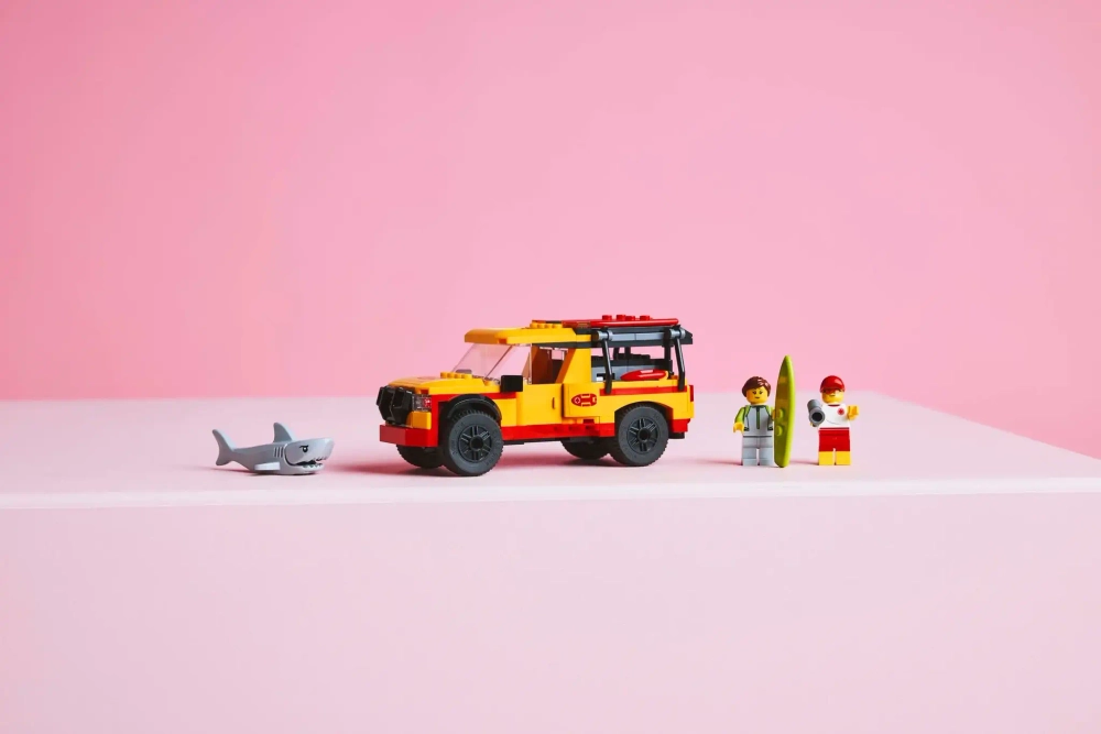Конструктор LEGO City 60453 Пляжный спасательный грузовик для спасателей