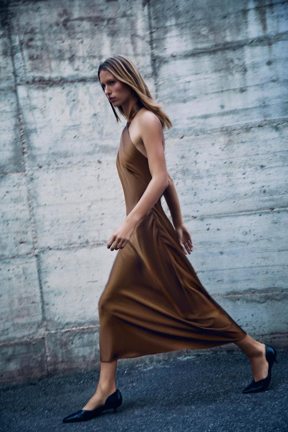 ZARA ПЛАТЬЕ МИДИ ИЗ АТЛАСА, КАРАМЕЛЬНЫЙ