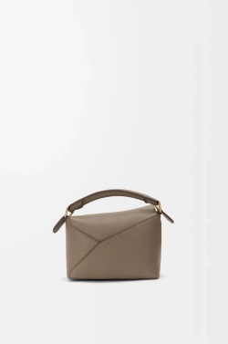 Loewe Мини-сумка Puzzle Edge из мягкой зернистой телячьей кожи, серо-коричневый