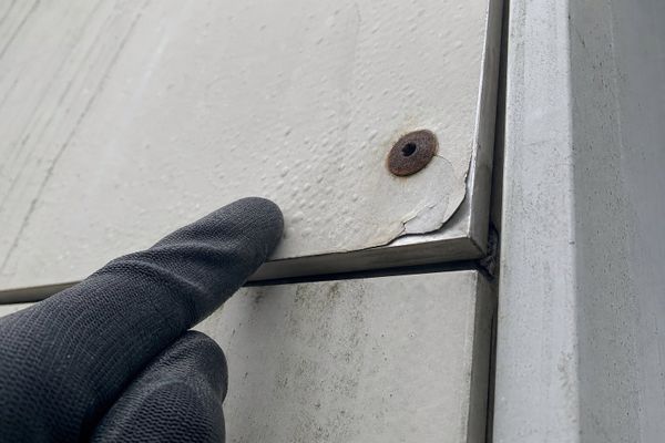 Типовые дефекты композитных панелей: отслаивание, ржавчина креплений, выцветание, деформация Типовые дефекты композитных панелей: отслаивание, ржавчина креплений, выцветание, деформация