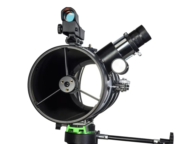 Телескоп Sky-Watcher P114N StarQuest EQ1 - крупный план на объектив и искатель