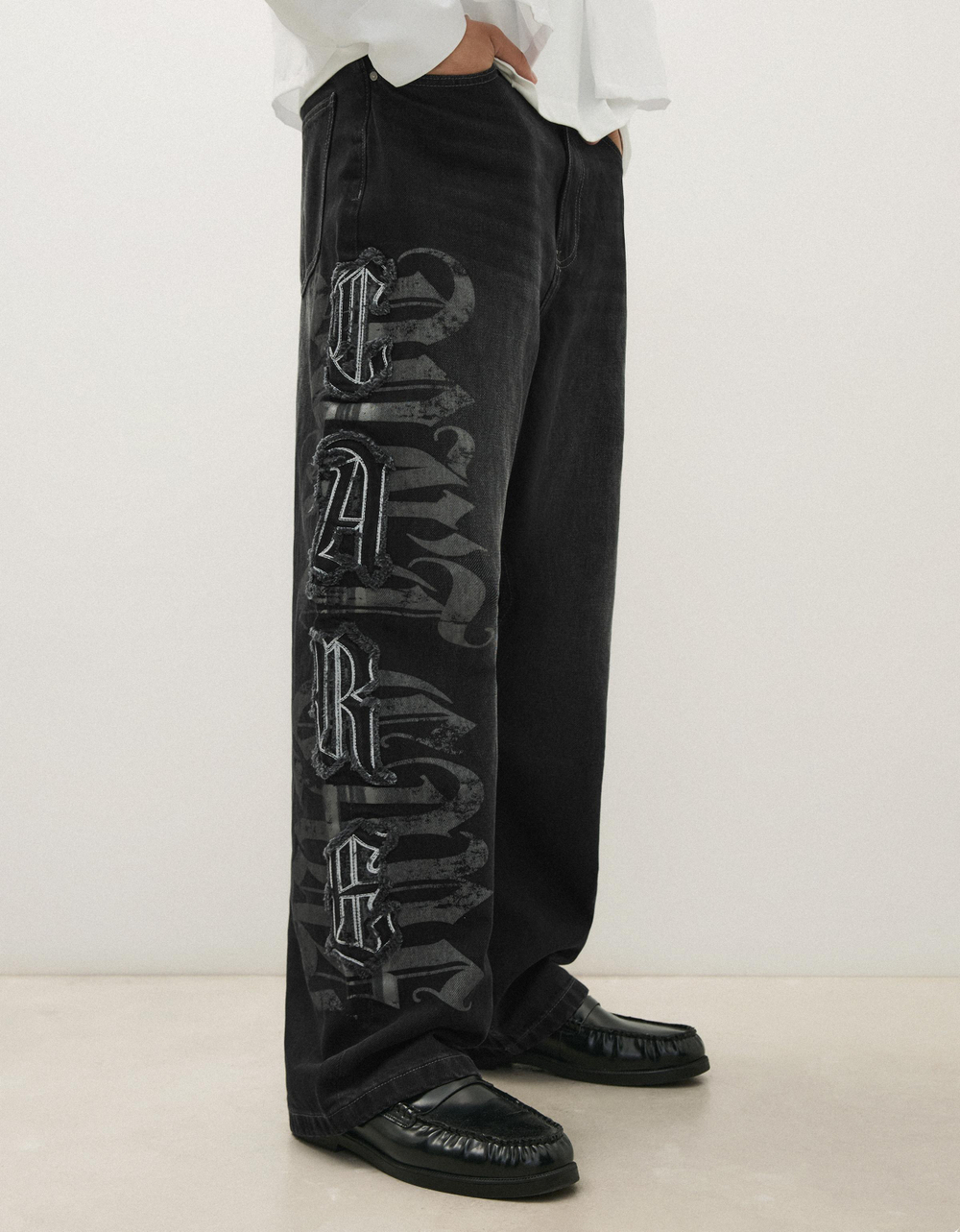 Мужские джинсы baggy fit с нашивками - BERSHKA