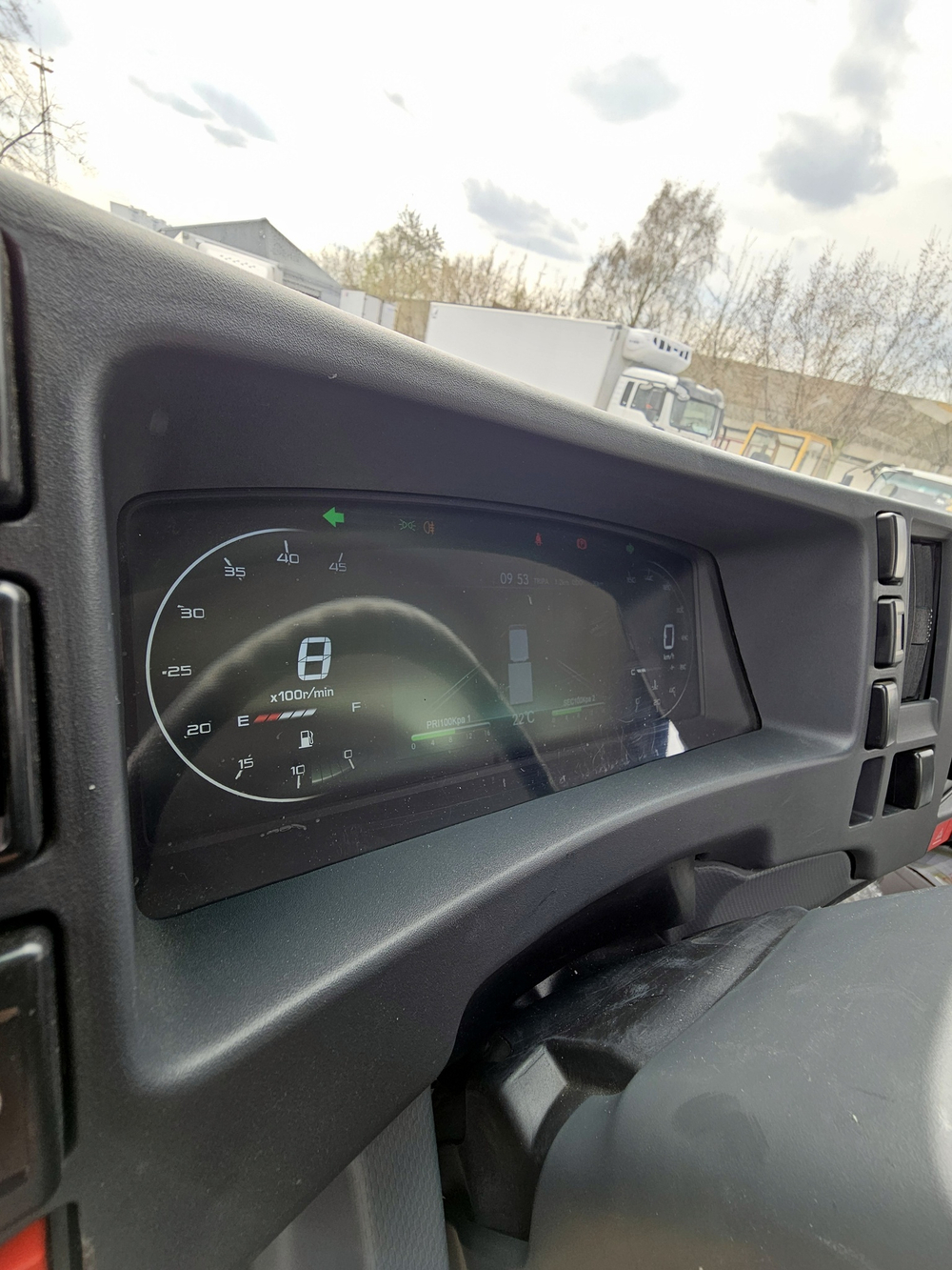 ISUZU ELF 4.5 т. эвакуатор со сдвижной платформой приборная панель