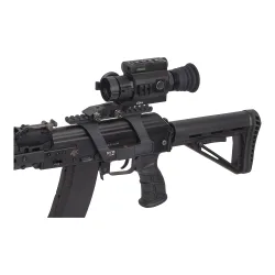 Тепловизионный прицел ATAK ET23-35 PRO - установленный на оружие, вид вполоборота