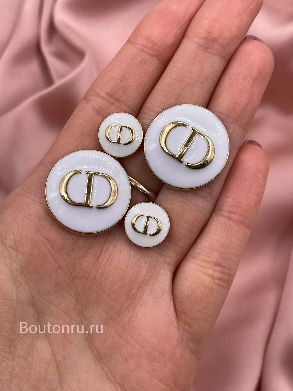 Пуговицы Ди. золото белая эмаль