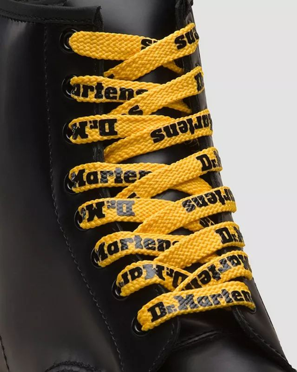 Шнурки DR. MARTENS желтые с черной надписью плоские 140 см на 8-10 петель (Из Финляндии)