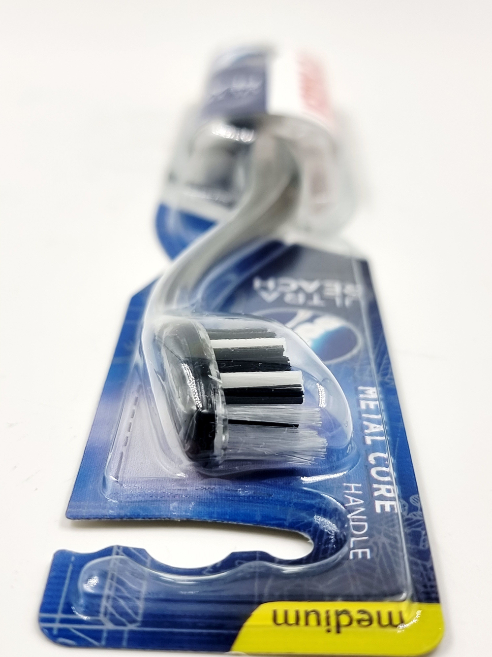 Зубная щетка Pepsodent Ultra Reach medium (черная) 1 шт (Из Финляндии)
