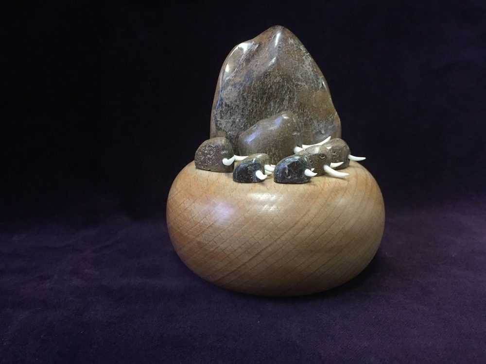 Семья мамонтов, фигуры из кости мамонта