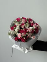 Букет из кустовых динтусов, кустовых роз и маттиолы