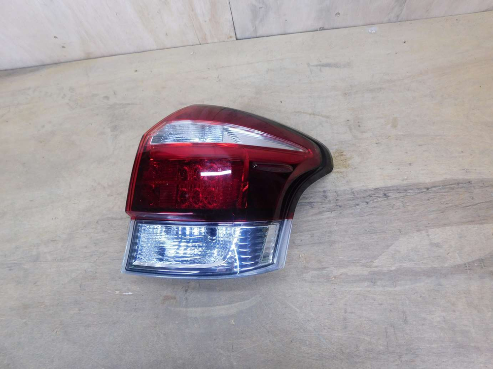 стоп правый Toyota Corolla Fielder NZE161 164 NKE165 13-106