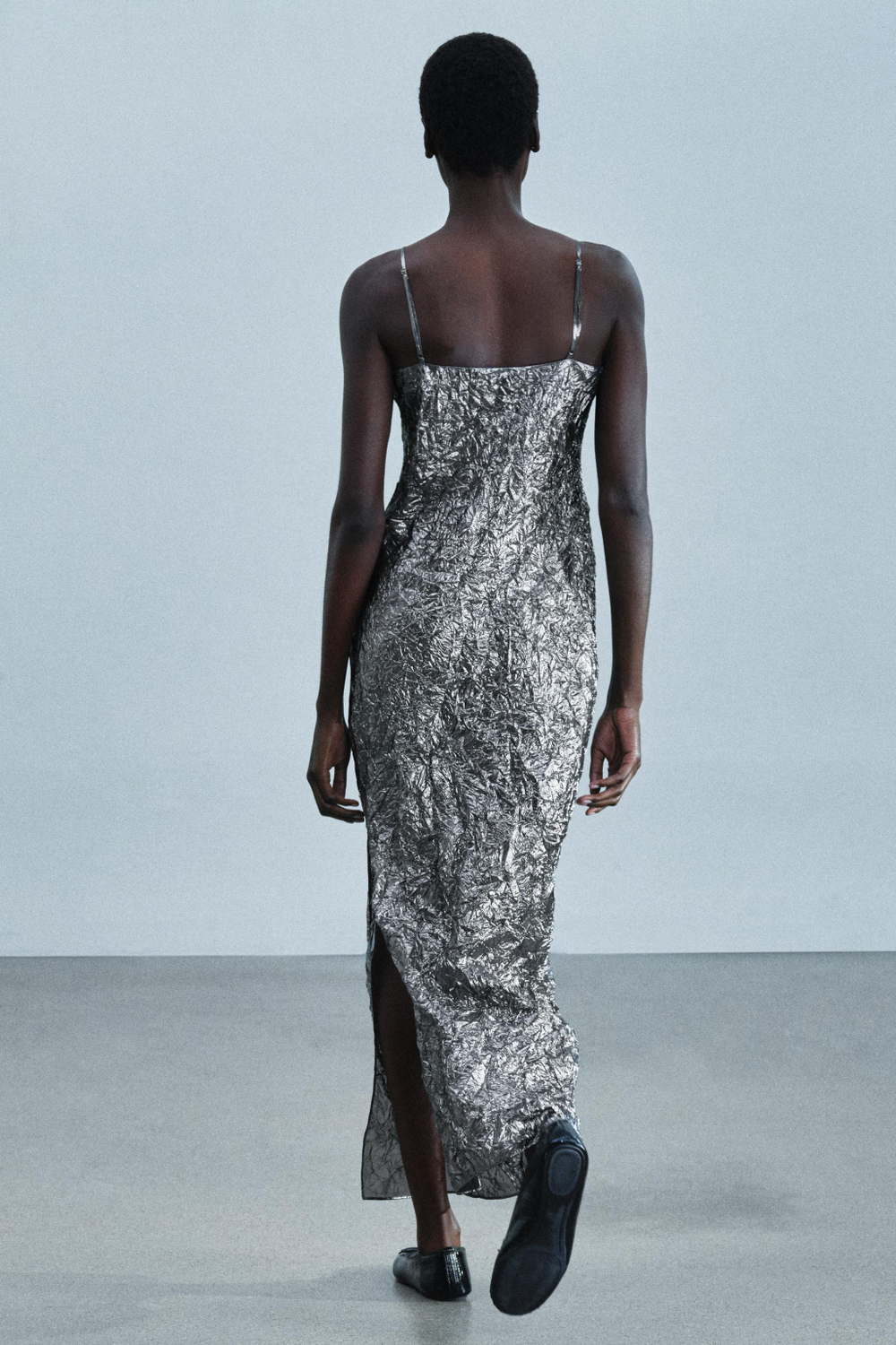 ДЛИННОЕ ПЛАТЬЕ С МЕТАЛЛИЧЕСКИМ БЛЕСКОМ И ЖАТОЙ ФАКТУРОЙ — ZARA