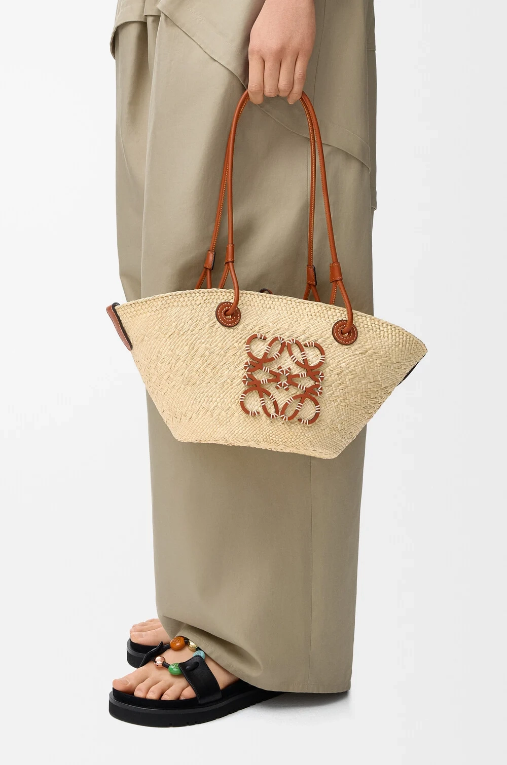 Loewe Маленькая плетеная сумка Anagram из пальмового волокна и телячьей кожи, натуральный/коричневый
