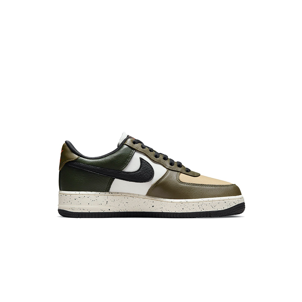 alt="Кроссовки Nike Air Force 1 Low GORE-TEX Escape арт. DM6435-222 с оранжевым брендингом вид спереди"