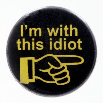 Значок Im with this idiot (Я с этим идиотом) (36 мм)