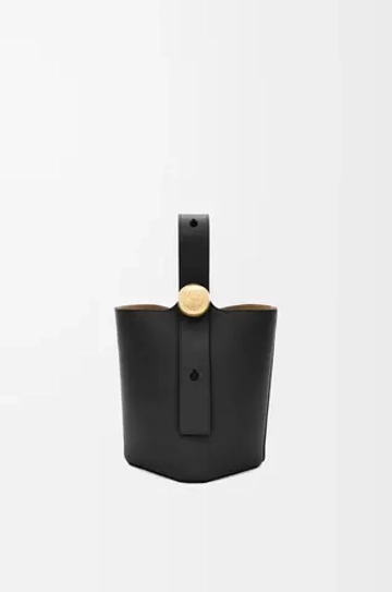 Loewe Мини-сумка-ведро Pebble из гладкой телячьей кожи, черный