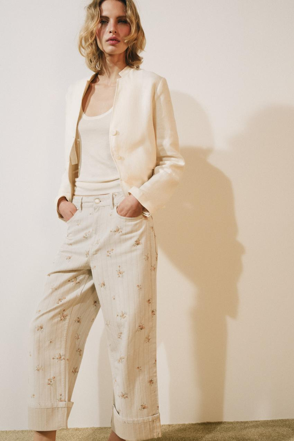 ZARA ДЖИНСЫ TAPERED СО СРЕДНЕЙ ПОСАДКОЙ И ЦВЕТОЧНЫМ ПРИНТОМ — ZW COLLECTION, БЕЖЕВЫЙ