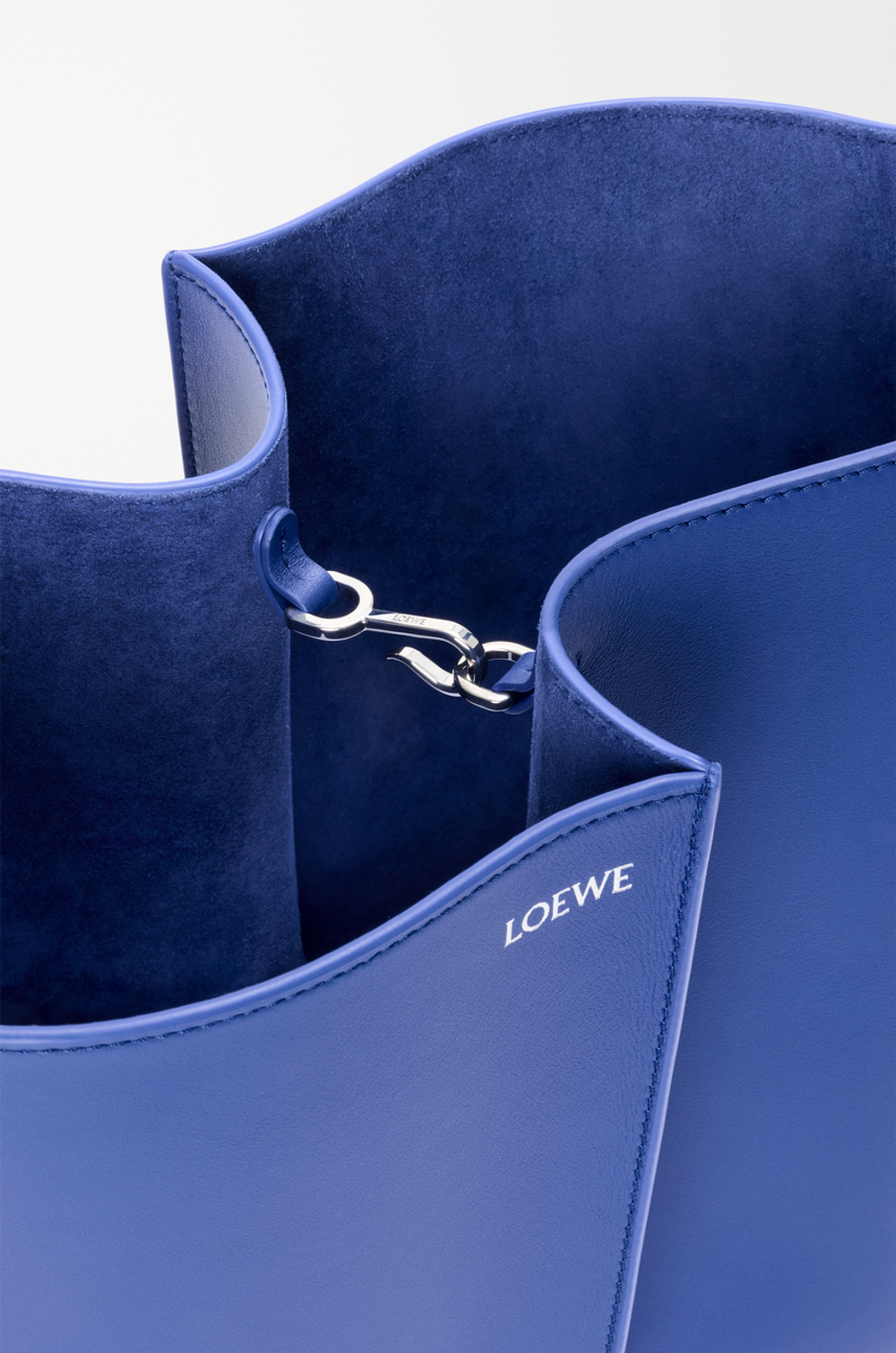 Loewe Средняя сумка-ведро Bilbao из гладкой телячьей кожи, ярко-синий