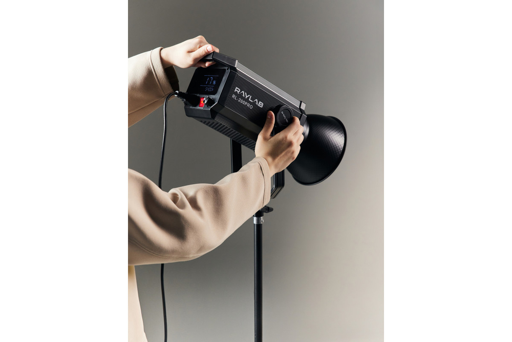 Осветитель светодиодный Raylab RL-200PRO 2700-6500K с пультом