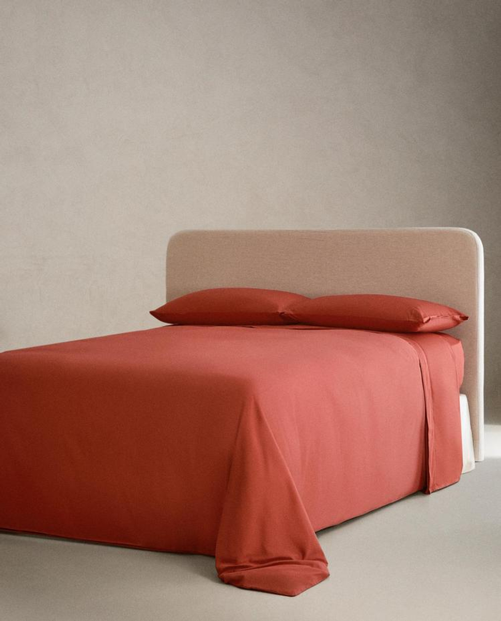 ZARA HOME НАТЯЖНАЯ ПРОСТЫНЯ ИЗ САТИНА | ВЫСОТА 30 СМ (300 НИТЕЙ), МАЛИНОВЫЙ