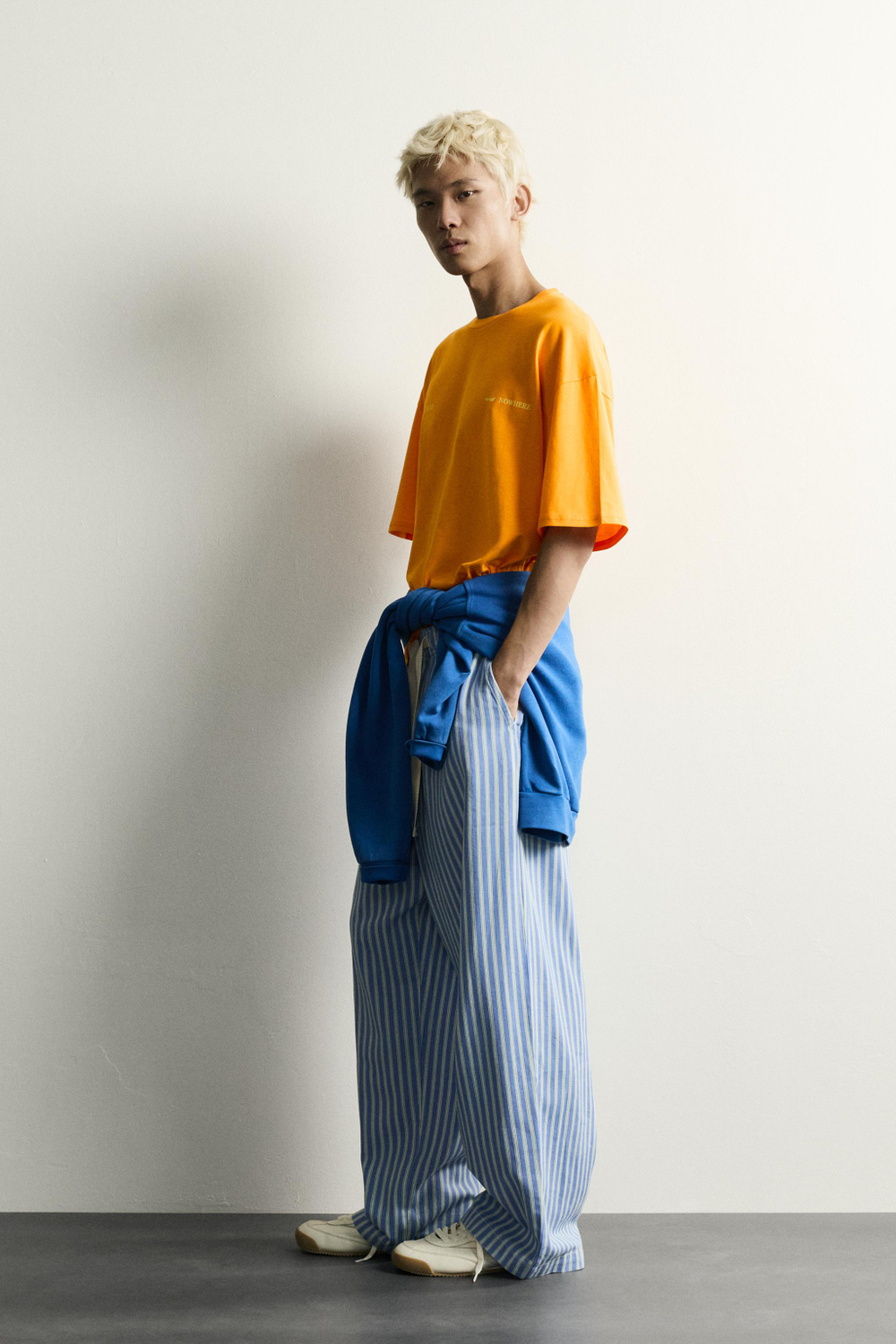 ФУТБОЛКА СВОБОДНОГО КРОЯ С КОМБИНИРОВАННОЙ ВЫШИВКОЙ — ZARA · 4087/319