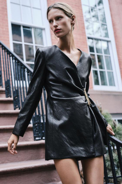 ZARA ПЛАТЬЕ ИЗ ИСКУССТВЕННОЙ КОЖИ С ЗОЛОТИСТОЙ ДЕТАЛЬЮ, ЧЕРНЫЙ