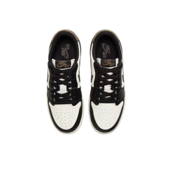alt="Черный логотип Swoosh и кремовая подошва Sail на Air Jordan 1 Mocha"