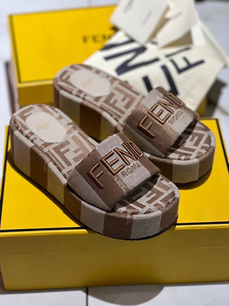 Босоножки Fendi