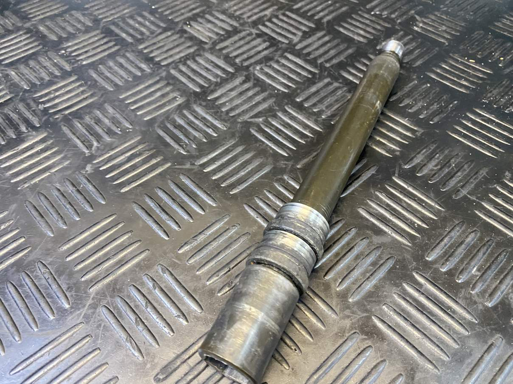 Ось переднего колеса Yamaha TDM900 RN08 2002
