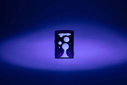 Зажигалка Zippo Lava Lamp с покрытием Black Light, латунь/сталь, черная,матовая 38x13x57 мм
