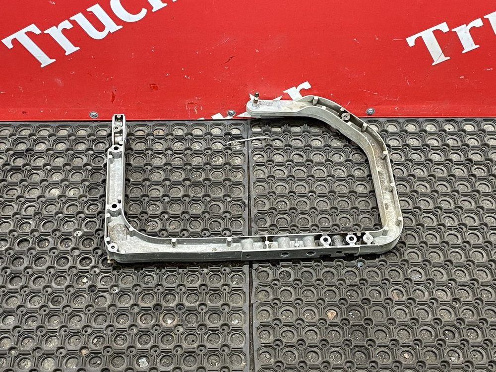 Кронштейн крыла переднего левый