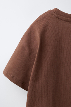 ZARA ОДНОТОННАЯ ФУТБОЛКА С ВЫШИВКОЙ «СЕРДЦЕ», ШОКОЛАДНЫЙ