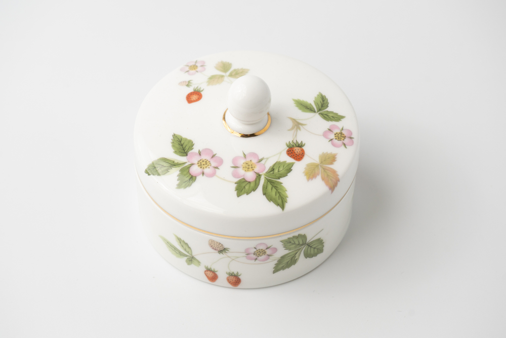 Шкатулка из костяного фарфора с изображением лесной земляники из коллекции Wild Strawberry