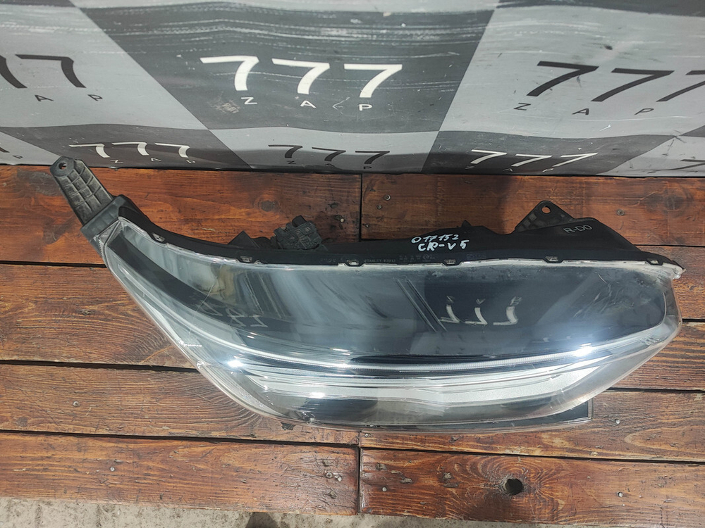 Фара правая LED Honda CR-V 5 (RW) 16-нв Б/У Оригинал 33100TLAD01