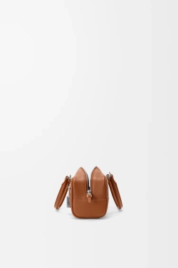 Loewe Укороченная сумка Amazona 23 из блестящей телячьей кожи, светло-коричневый