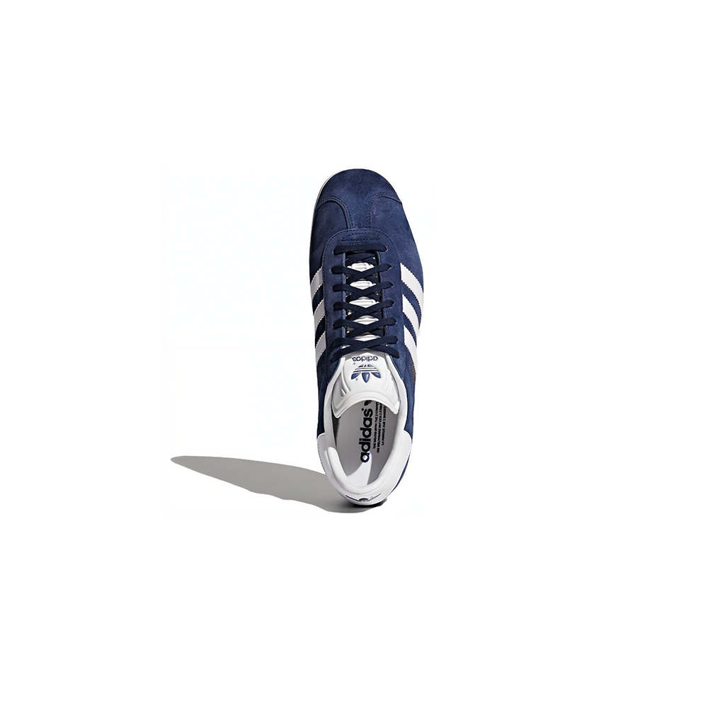 alt="Кроссовки adidas Gazelle BB5478 с нубуковым верхом Collegiate Navy, белыми полосками и золотым логотипом Gazelle вид спереди"