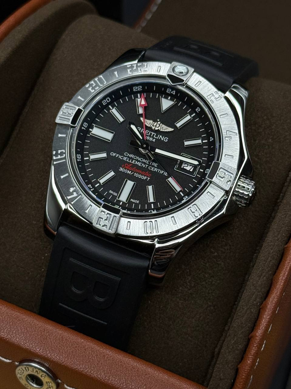 Часы Breitling Avenger II GMT V1731010