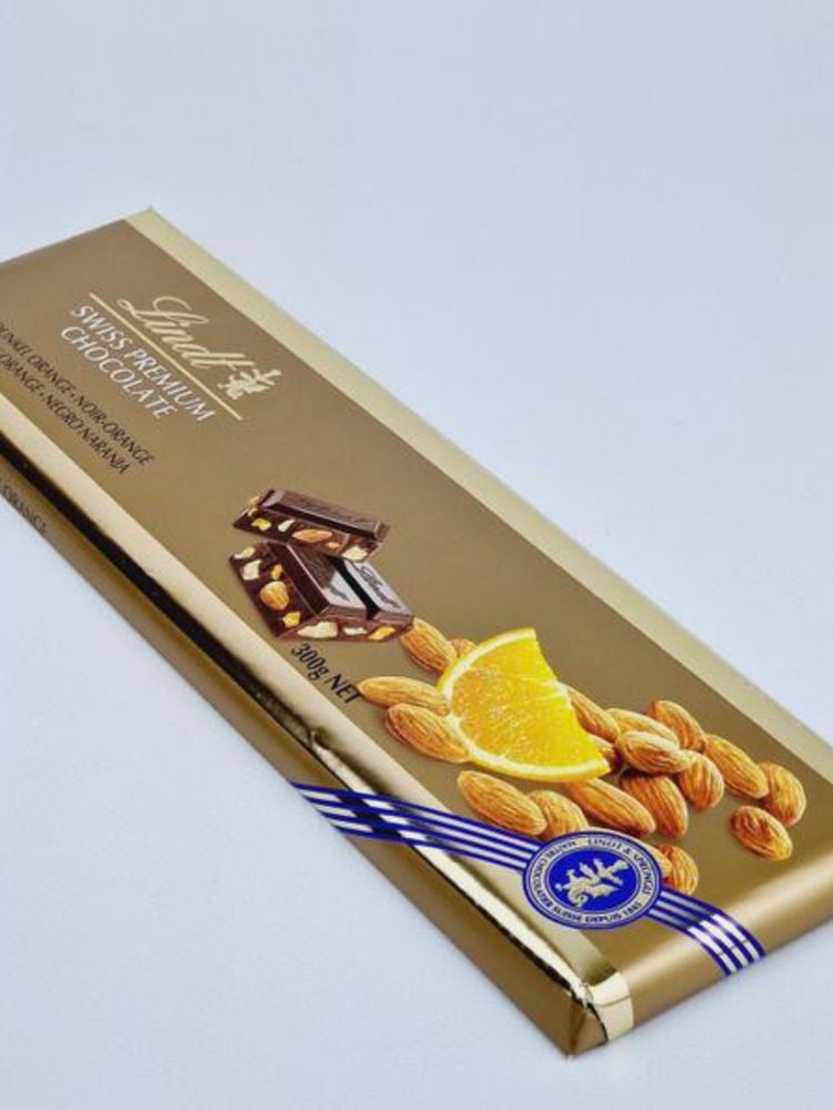 Тёмный шоколад Lindt с апельсином и миндалем 300 г