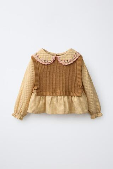 ZARA ТРИКОТАЖНЫЙ ЖИЛЕТ С КОНТРАСТНОЙ БЛУЗКОЙ С ВЫШИВКОЙ, ГОРЧИЧНЫЙ