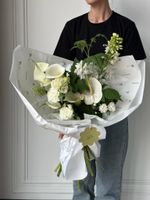 Букет сборный из калл, дельфиниума и садовых цветов
