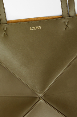 Loewe Средняя складная сумка-тоут Puzzle Fold из блестящей телячьей кожи, темный хаки